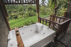 1 Bedroom Villa with Jacuzzi | Kamar mandi | Bathtub dan shower terpisah dan pancuran hujan