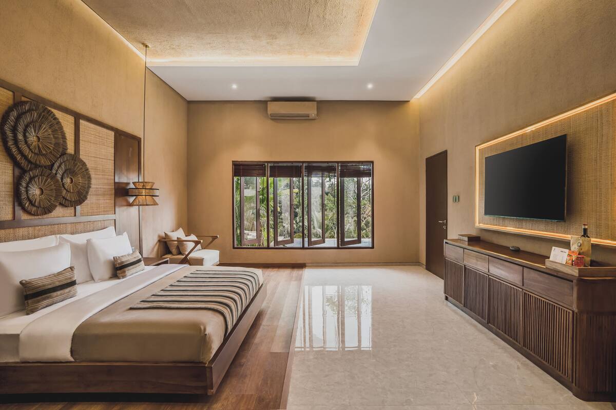 Two Bedroom Villa with Private Pool | Minibar, blackout drapes, WiFi (free), bed sheets