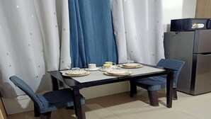 Apartment, 1 Bedroom, Accessible, Balcony | Dining room - Len's Den - Flat in Pasay City Mall of Asia Manila (Pasay)