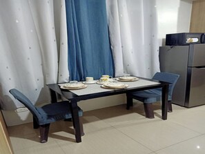 Apartment, 1 Bedroom, Accessible, Balcony | Dining room - Len's Den - Flat in Pasay City Mall of Asia Manila (Pasay)