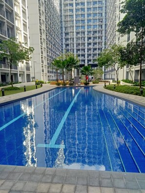 Una piscina al aire libre