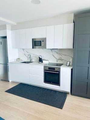 Frigorifero, microonde, forno, piano cottura