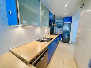 Kühlschrank, Mikrowelle, Ofen, Geschirrspüler