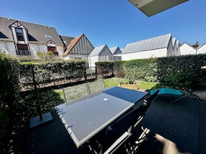 Outdoor dining - Le Calme Marin with garden 150m from the beach (Courseulles-sur-Mer)