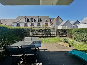 Outdoor dining - Le Calme Marin with garden 150m from the beach (Courseulles-sur-Mer)