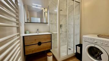 Een douche, een haardroger, handdoeken