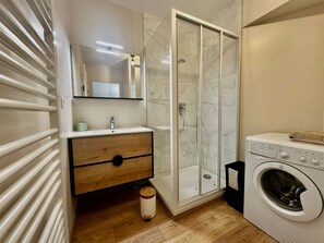 Shower, hair dryer, towels