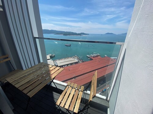 1-Bedroom Seaview Apartment at The Shore – With Sofa Bed & Balcony