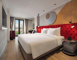 Svit Premier - balkong (Standing Balcony with Ben Thanh View) | Minibar, värdeförvaringsskåp på rummet och skrivbord