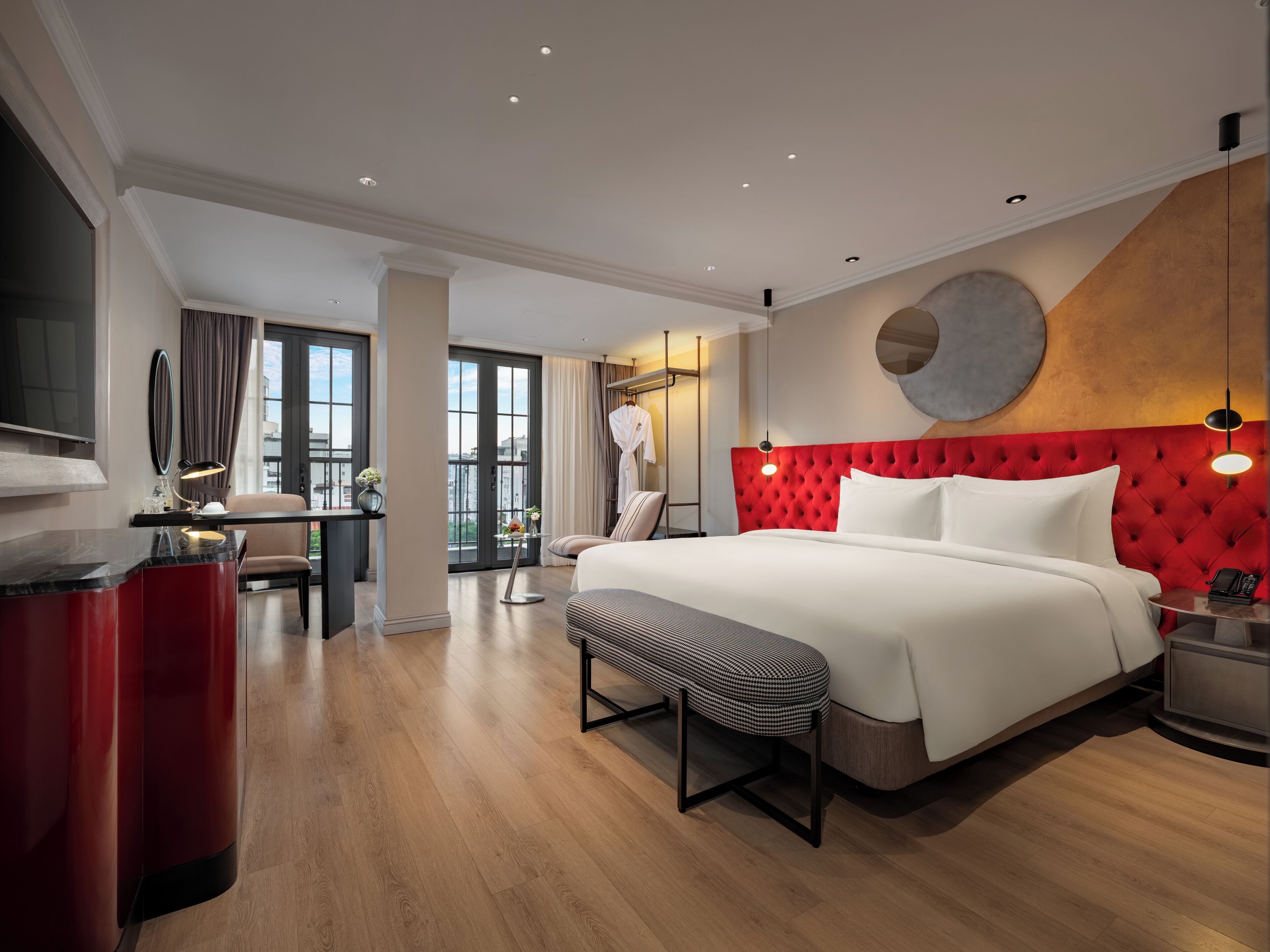 Rom – signature (du LAC Suite with Ben Thanh view) | Minibar, safe på rommet, skrivebord og blendingsgardiner