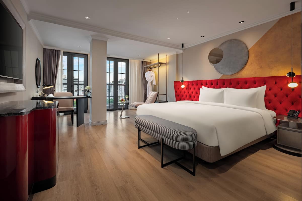 Kamar Khas (du LAC Suite with Ben Thanh view) | Minibar, brankas, meja kerja, dan tirai kedap cahaya