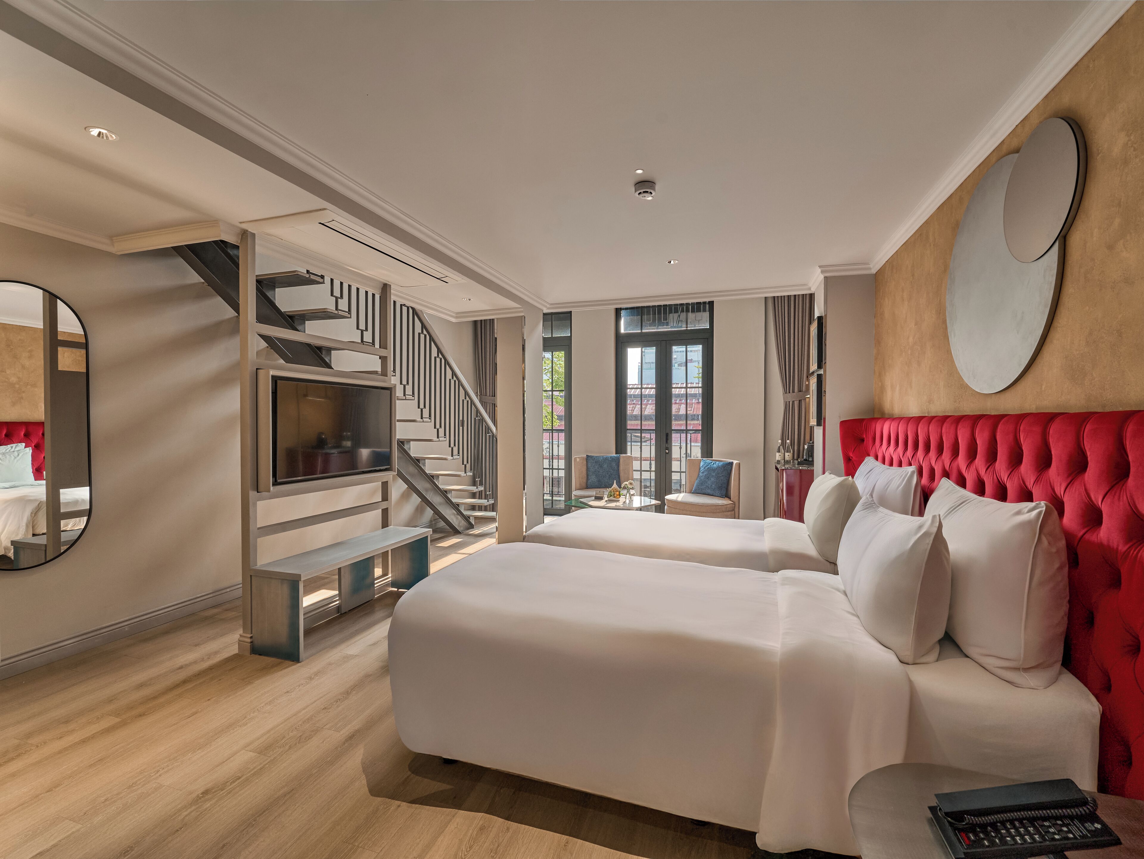 Familiesuite (Duplex Family Suite) | Minibar, safe på rommet, skrivebord og blendingsgardiner