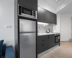 Apartamento | Cozinha privada | Geladeira grande, micro-ondas, fogão, cooktop