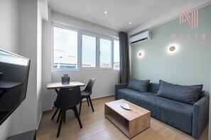 Studio | Oppholdsområde | En 42-tommers TV med digitale kanaler