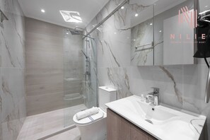 Studio | Bad | Dusj, dusjhode med hydromassaje, hårføner og håndklær