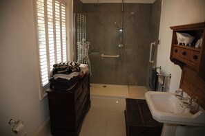 Huis | Badkamer | Een douche, een diep bad, handdoeken