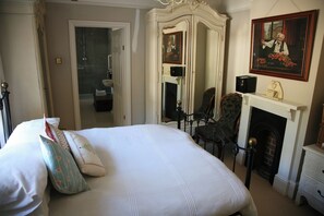 House | 5 bedrooms, iron/ironing board, free WiFi, bed sheets - House Sleeps 9-garden-pool-bbq-patio-parking (Maidstone)