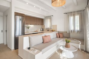 50-inch Smart TV with satellite channels, books, MP3 dock - Mythic Villa (Sifnos)