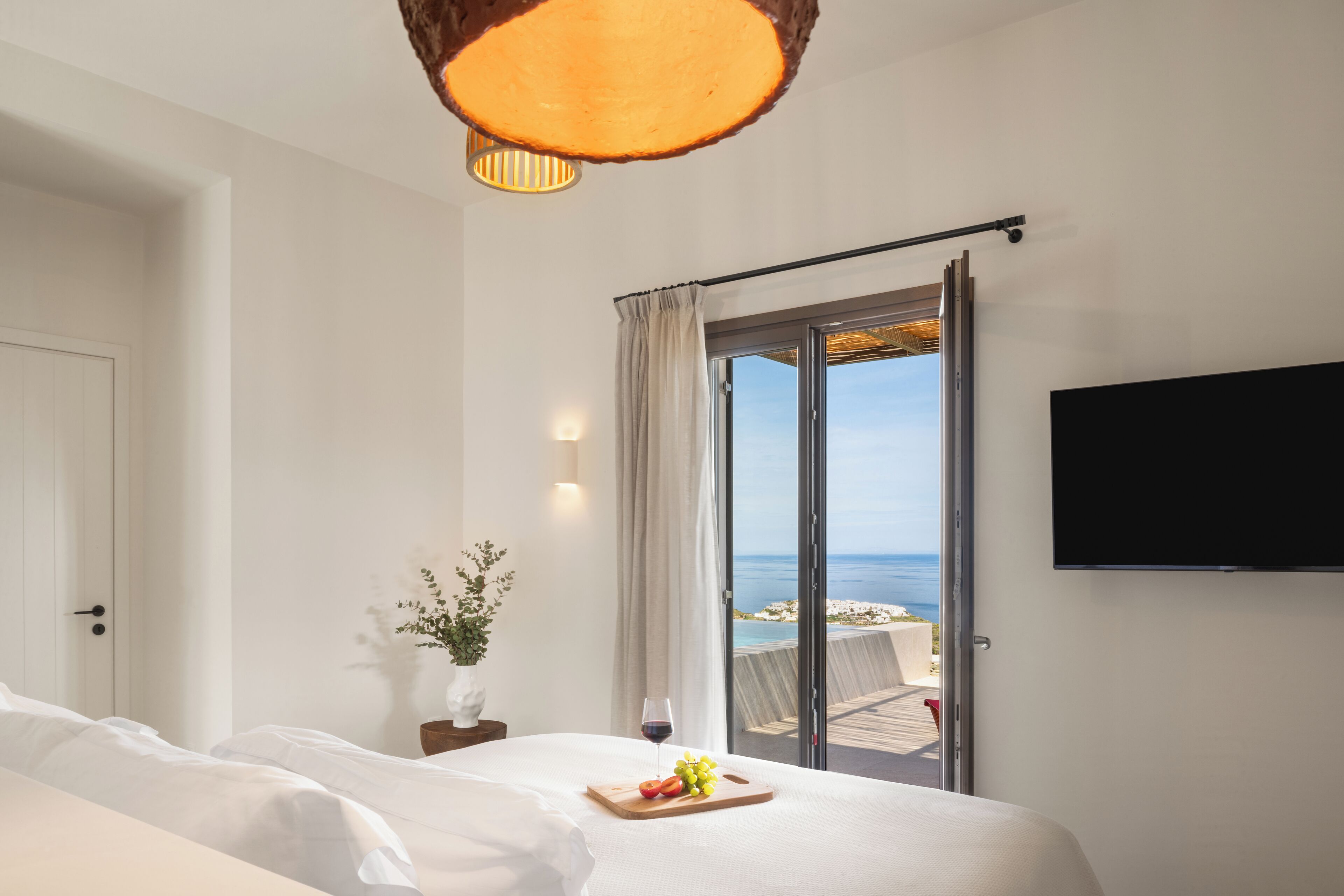 Ropa de cama de alta calidad y caja de seguridad en la habitación 