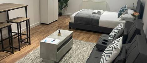 Skrivebord, strykejern/-brett, wi-fi og sengetøy