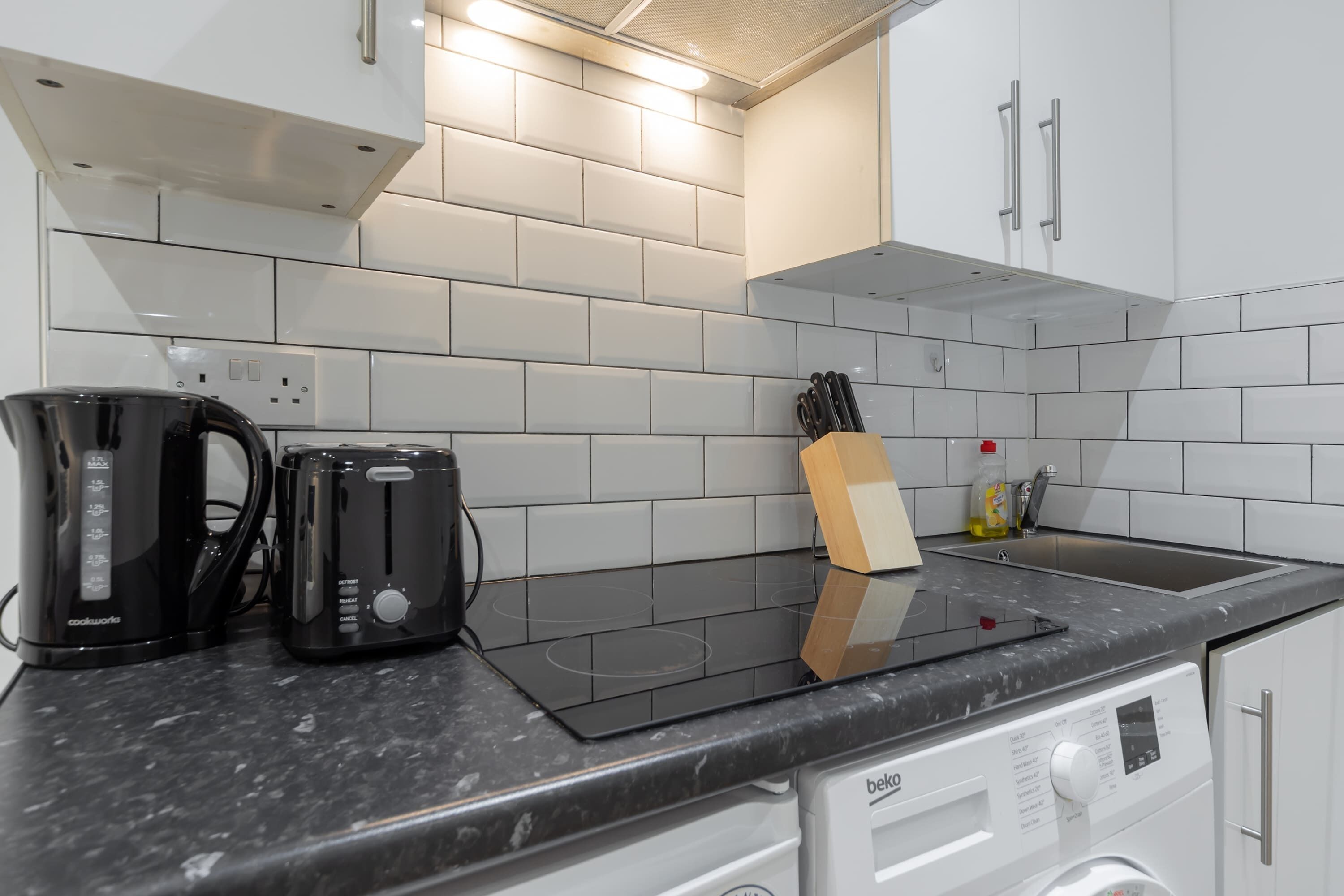 Een koelkast, een magnetron, een oven, een kookplaat