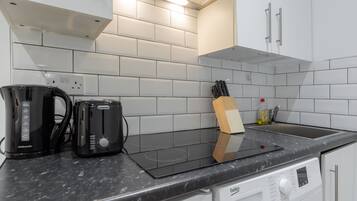 Een koelkast, een magnetron, een oven, een kookplaat
