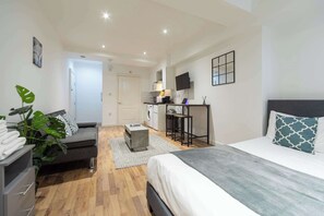 Desk, iron/ironing board, WiFi, bed sheets