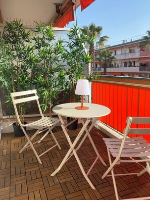 Outdoor dining - Superb bright apartment, terraces free secure parking 600m from the sea (Cagnes-sur-Mer)