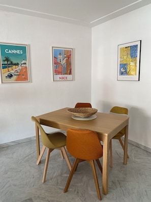 Dining - Superb bright apartment, terraces free secure parking 600m from the sea (Cagnes-sur-Mer)