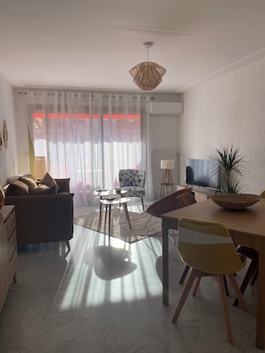 TV, books - Superb bright apartment, terraces free secure parking 600m from the sea (Cagnes-sur-Mer)