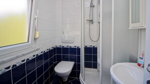 A bathroom with a toilet, a shower, and a sink. - Charming studio Ljubica (Punat)