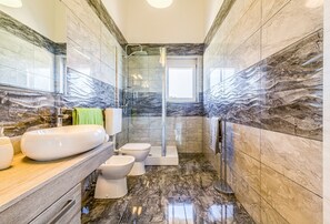 Douche, séchoir à cheveux, serviettes fournies, papier de toilette