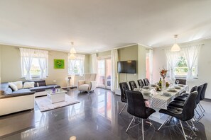 Interior - Cozy Villa for 10 with Pool, BBQ, Billiards (Šišan)