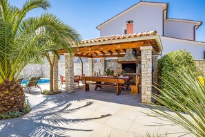 Outdoor dining - Cozy Villa for 10 with Pool, BBQ, Billiards (Šišan)