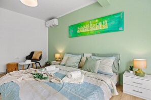5 bedrooms, iron/ironing board, travel crib, free WiFi - Cozy Villa for 10 with Pool, BBQ, Billiards (Šišan)