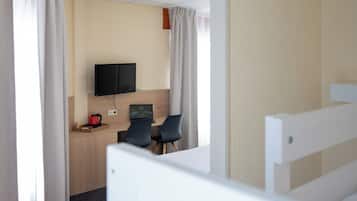 Triple Room | Desk, laptop workspace, soundproofing, free WiFi