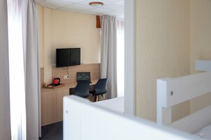 三人房 | 办公桌、笔记本电脑工作区、隔音、免费 WiFi