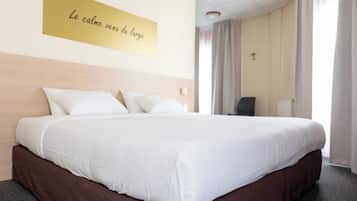 Vierbettzimmer | Schreibtisch, laptopgeeigneter Arbeitsplatz, schallisolierte Zimmer