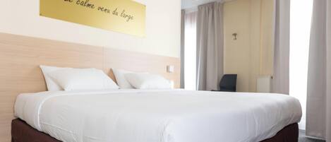 4 人部屋 | デスク、ノートパソコン用作業スペース、防音設備、WiFi (無料)