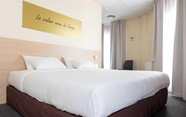 Quadruple Room | Desk, laptop workspace, soundproofing, free WiFi - Kyriad Lamballe (Lamballe-Armor)