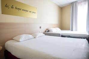 Quadruple Room | Desk, laptop workspace, soundproofing, free WiFi - Kyriad Lamballe (Lamballe-Armor)