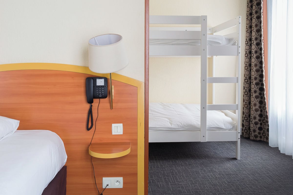 Quadruple Room | 1 bilik tidur, meja, ruang kerja komputer riba, kalis bunyi