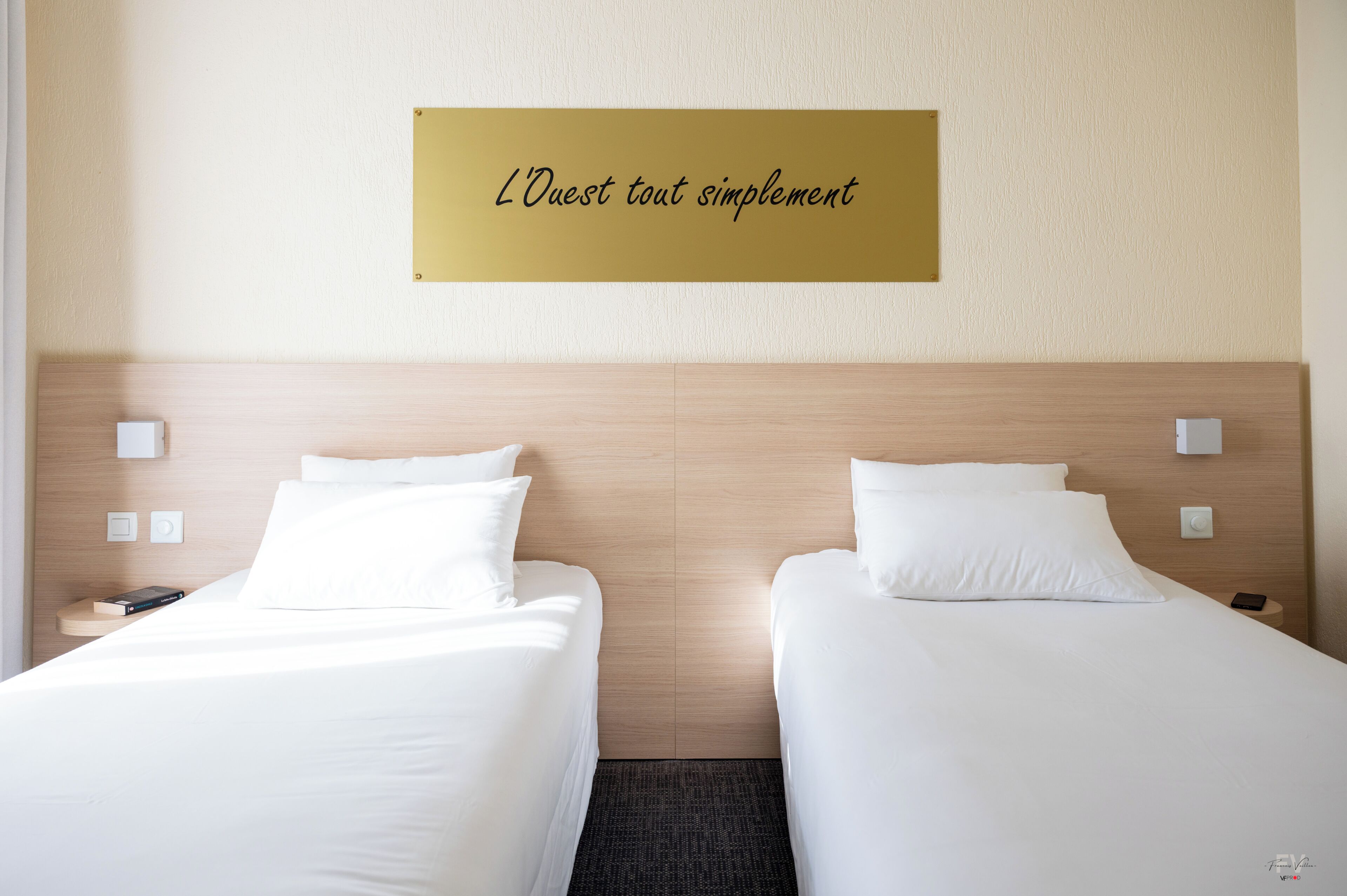 Desk, laptop workspace, soundproofing, free WiFi