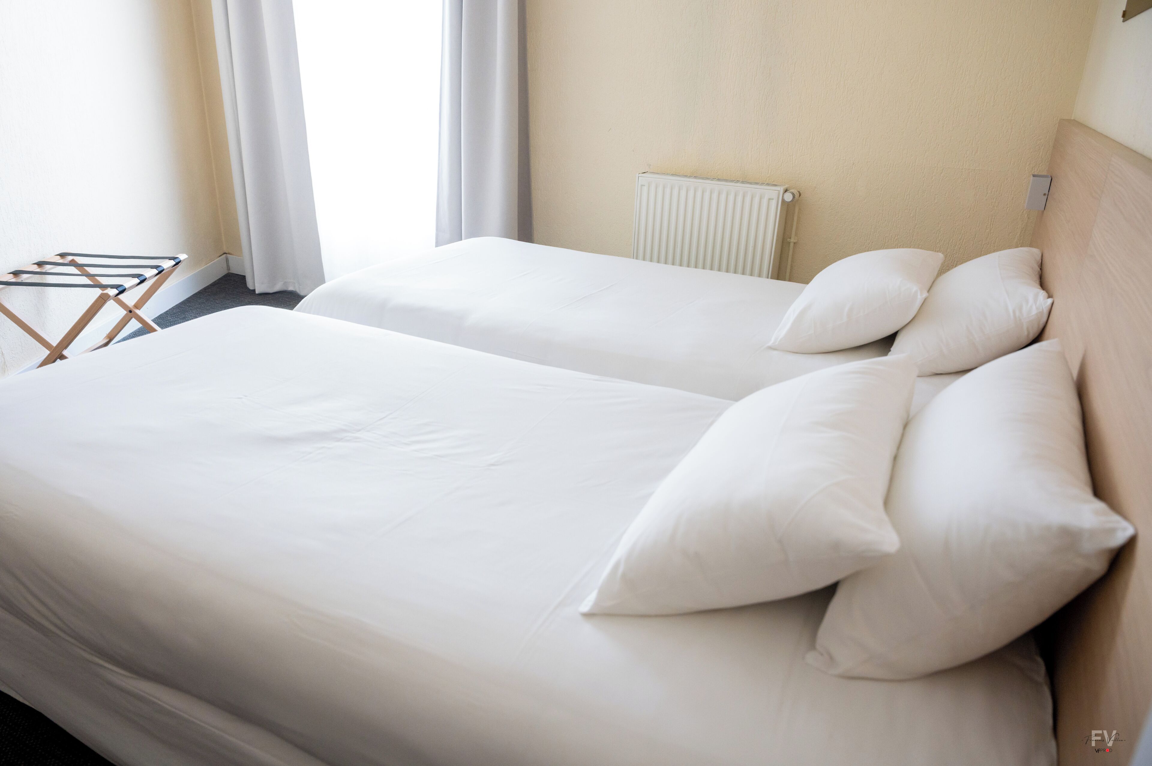 Desk, laptop workspace, soundproofing, free WiFi