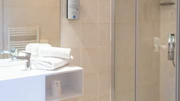 Secador de pelo, toallas, jabón, shampoo