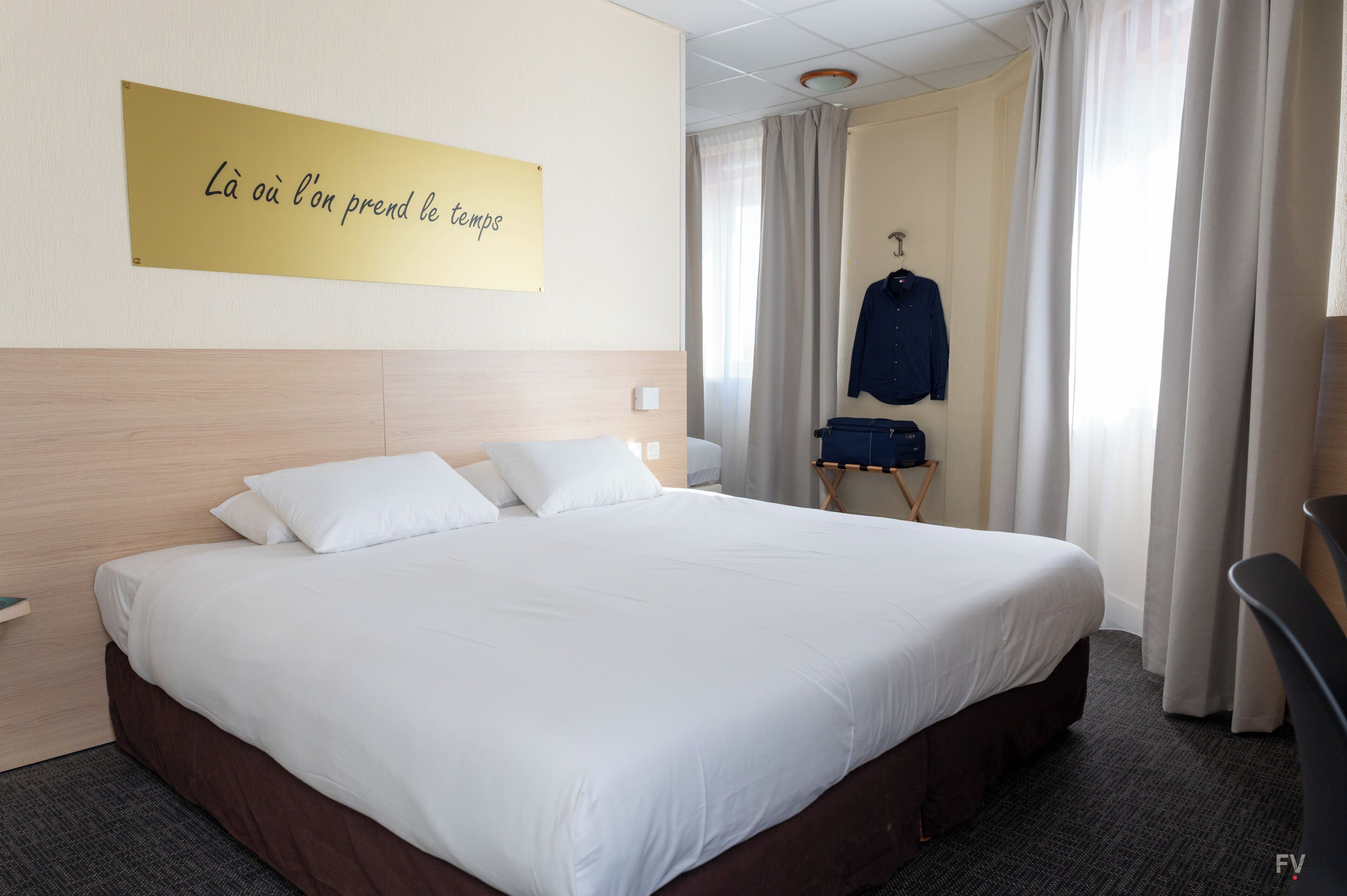 Desk, laptop workspace, soundproofing, free WiFi