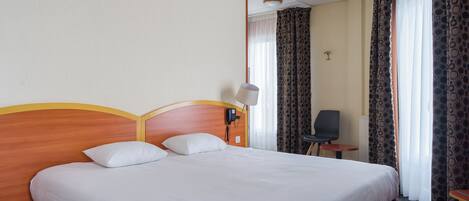 1 bedroom, desk, laptop workspace, soundproofing