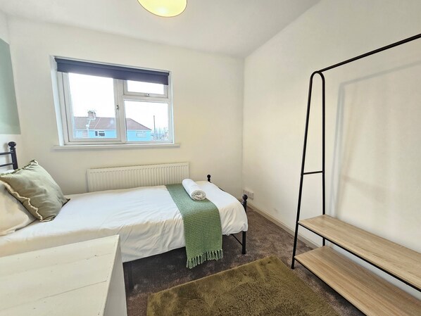 4 bedrooms, iron/ironing board, WiFi, bed sheets