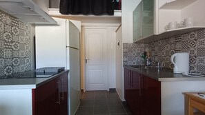 Kühlschrank, Herdplatte, Wasserkocher mit Kaffee-/Teezubehör