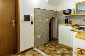 Réfrigérateur, micro-ondes, plaque de cuisson